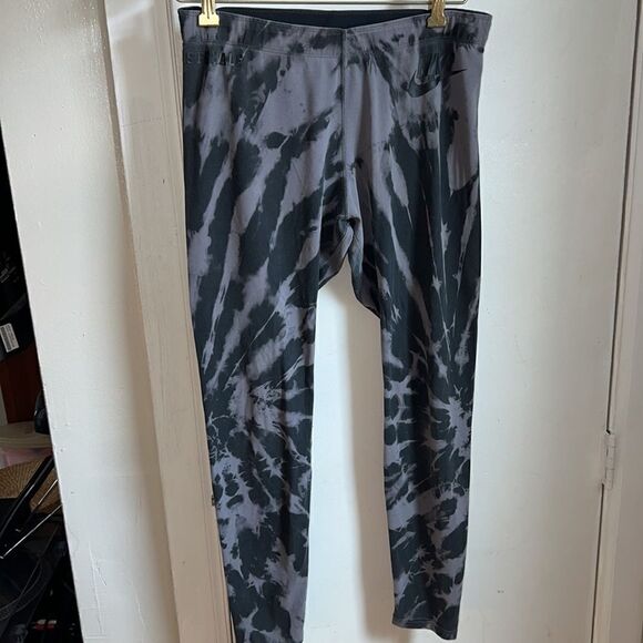 NIKE  Leg-A-See FORCE IS FEMALE Black and Grey Tie Dye Leggings-L - Picture 2 of 11